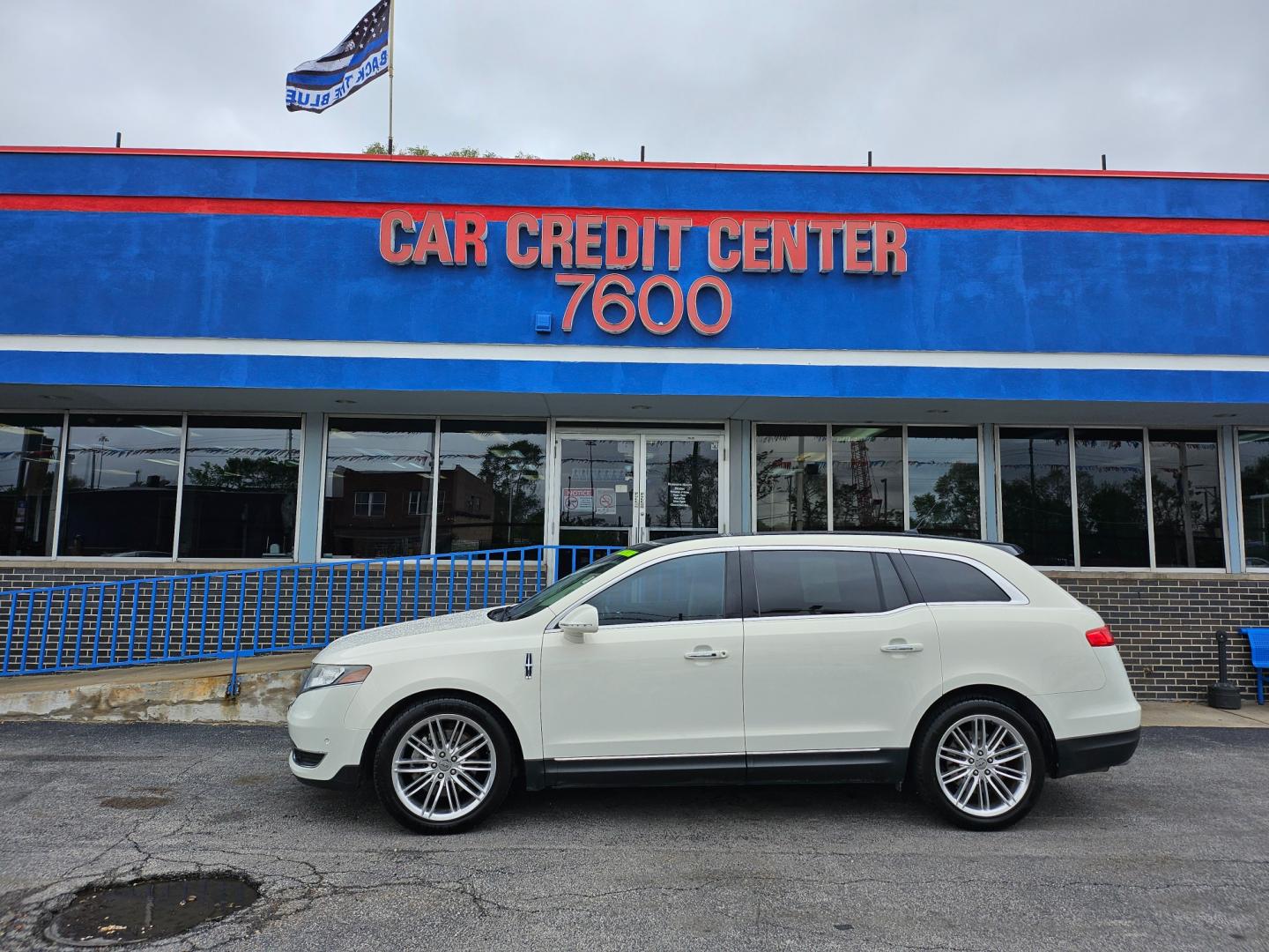 2013 WHITE Lincoln MKT 3.5L with EcoBoost AWD (2LMHJ5AT3DB) with an 3.5L V6 DOHC 24V TURBO engine, 6-Speed Automatic transmission, located at 7600 S Western Ave., Chicago, IL, 60620, (773) 918-3980, 0.000000, 0.000000 - Photo#0